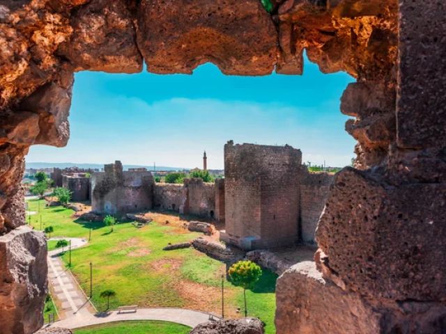 Adana Çıkışlı Doğu Anadolu ve Nahçıvan Turu: Diyarbakır, Hasan Paşa Hanı ve Cahit Sıtkı Tarancı Evi – GTDA06 — fotoğraf 3