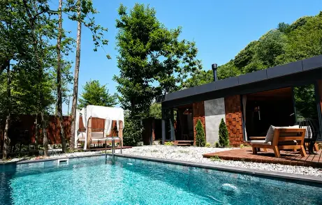 Korunaklı Havuzlu ve Gömme Jakuzili Tek Katlı Modern Süit | GV109